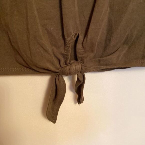 🔥3-$10🔥 FOREVER 21 long sleeve tee - Picture 2 of 8